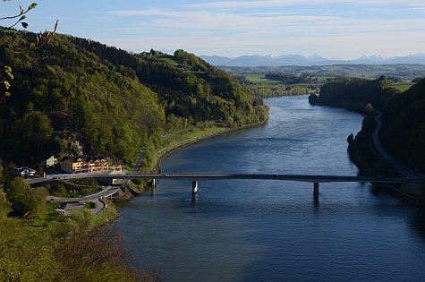unser Gasthhof an der Donaubrücke mit Blick Richtung Ardagger